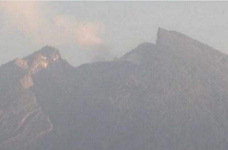 Gunung Berapi Kembali Semburkan Debu Vulkanik Hingga Radius 5 km