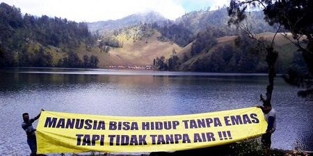  Aktivis Lingkungan Lakukan Aksi Demonstrasi Tolak Tambang di Gunung Semeru