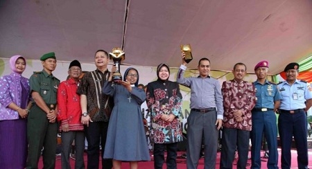  Risma Berhasil Datangkan Piala Adipura ke Surabaya