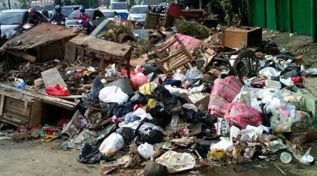  Tumpukan Sampah Di Jalan Pasar Pulo Jahe