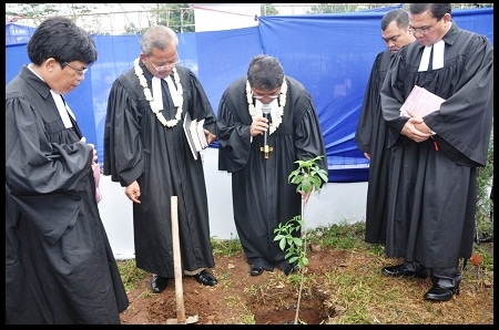  Berulang Tahun ke-204, HKBP Sulap Tempat Sampah jadi Seribu Pohon