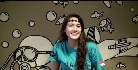  Nadine Chandrawinata Entertainer yang Cinta Alam.