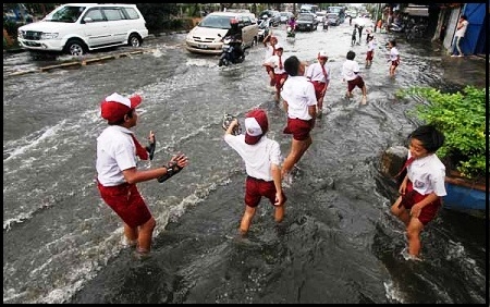  Akibat Banjir, Siswa SD Terpaksa Belajar Di Masjid