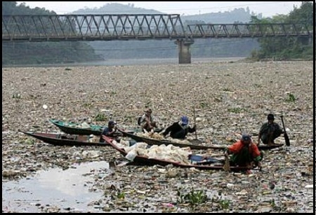  Penilti Asal Belanda dan Tanzania Tertarik Meniliti Sungai Citarum