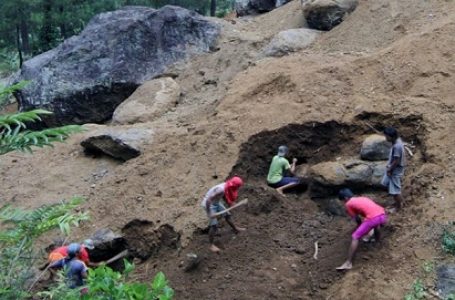 Aktivitas penambangan batu yang dilakukan warga di kawasan perbukitan Bulu Beras masuk wilayah Desa Karangmojo, Kecamatan Karanggayam, Kebumen (Gambar : Supriyanto/SuaraMerdeka)