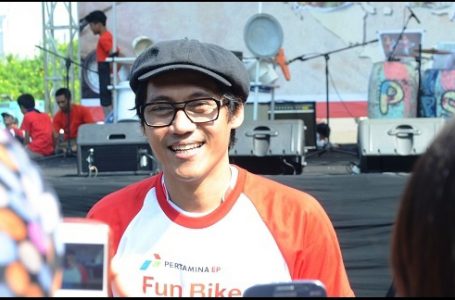 Aktris sekaligus penyanyi Nugie disaat melakukan fun bike di Jakarta (Gambar: ghiboo)