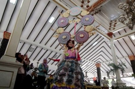 Salah seorang peserta lomba fashion show daur ulang di Pendopo Pasuruan (Gambar:Beritadaerah.co.id)