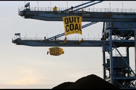 Aktivis Koalisi BreakFree (Walhi, Greenpeace, dan Jatam) melakukan aksi menaiki crane pelabuhan batubara untuk menghentikan aktivitas bongkar muat batubara di PLTU Cirebon {Gambar: Greenpeace}
