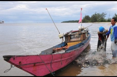 Potret nelayan di Kabupaten Kotawaringinbarat, Kalimantan Tengah (Gambar: Kotawaringinbarat.go.id)