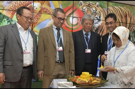 Dirjen PPI KLHK, Nur Marispatin memotong tumpeng didampingi Penanggung Jawab Pavilliun Indonesia, Agus Justianto, Penasehat Senior Menteri LHK, Wahyudi Wardojo dan Agus Pambagio, serta Deputi BRG, Budhi Wardhana usai pembukaan Pavilliun Indonesia pada COP23-UNFCC, di Bonn-Jerman pada Senin (06/11/17) (Gambar: BeritaSatu)