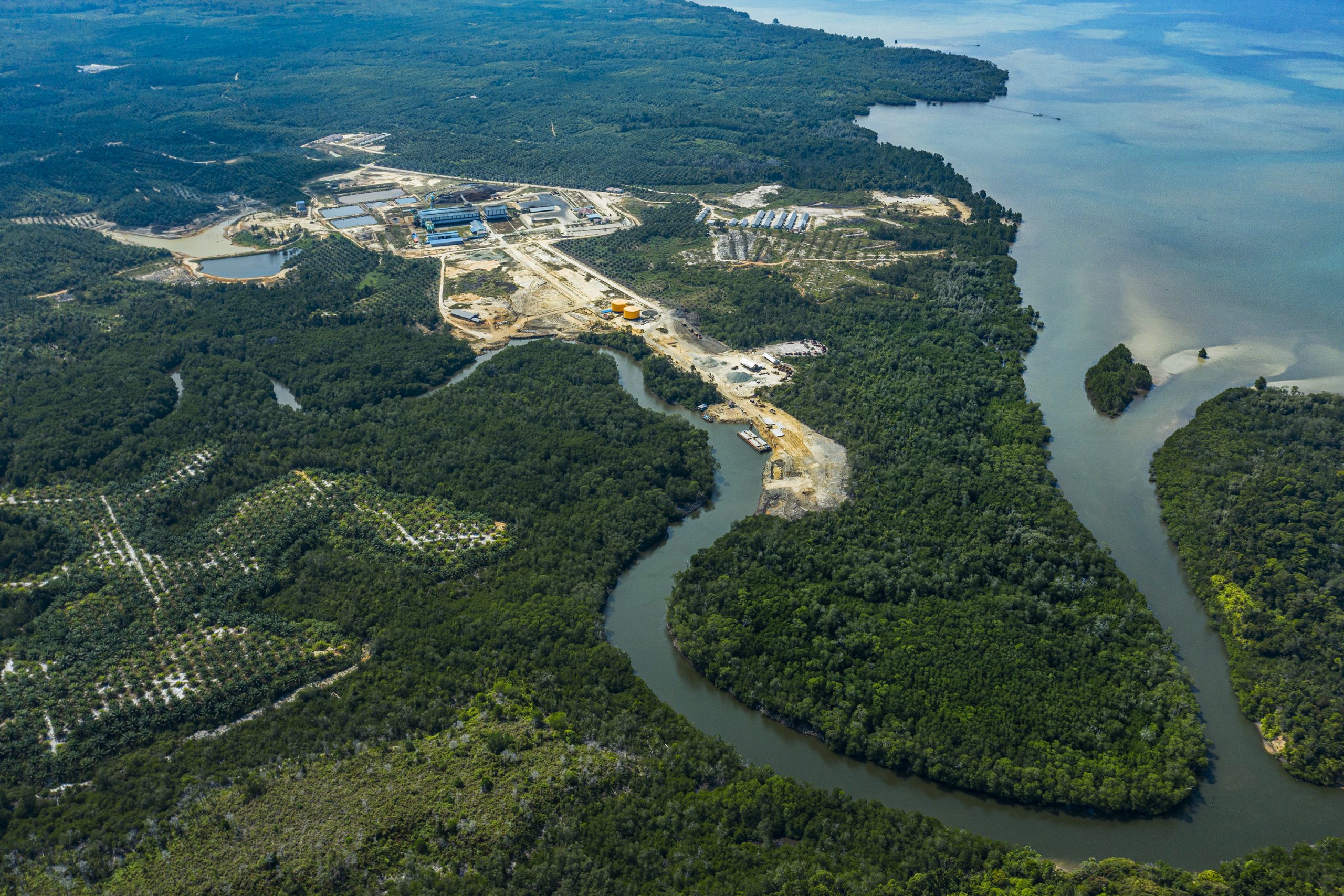 [:en]Sebuah kilang minyak sawit di Kalimantan Timur di pulau Kalimantan. Indonesia telah kehilangan 40 persen hutan bakau karena kelapa sawit, budidaya perairan, dan polusi. (Gambar: vox.com)[:]